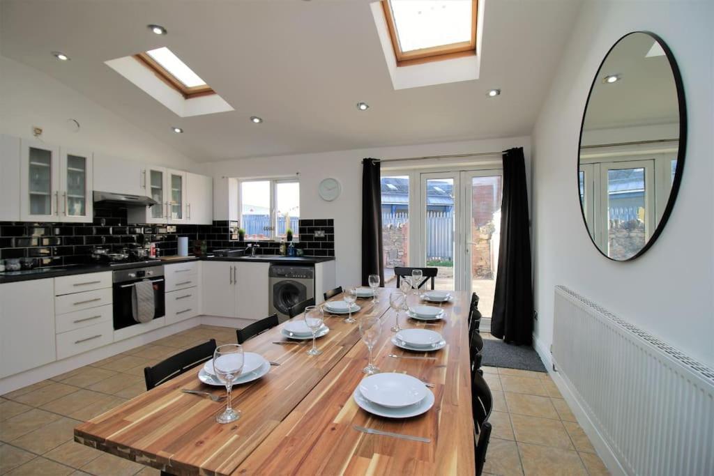 Large Modern House By Property Promise Cardiff Buitenkant foto