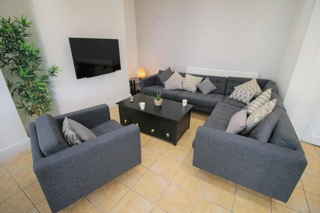 Large Modern House By Property Promise Cardiff Buitenkant foto
