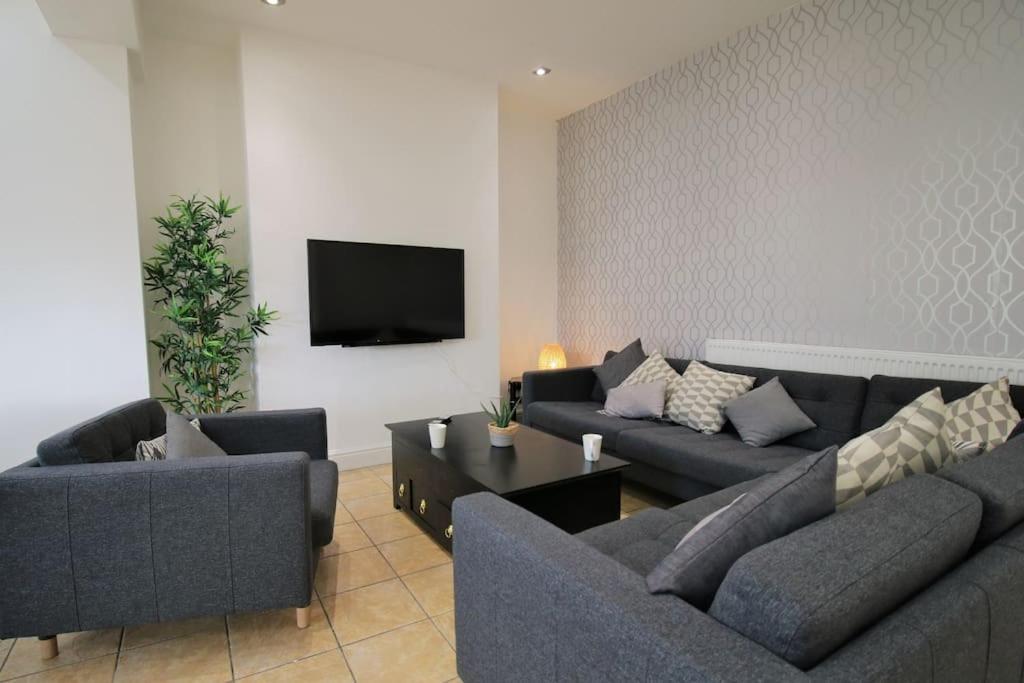 Large Modern House By Property Promise Cardiff Buitenkant foto