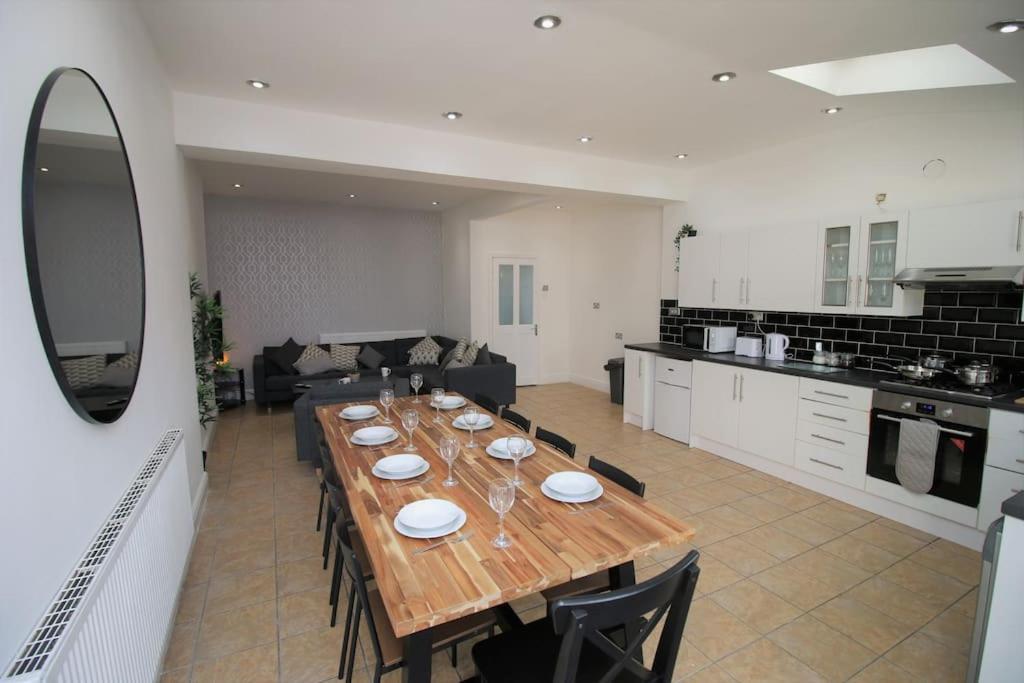 Large Modern House By Property Promise Cardiff Buitenkant foto