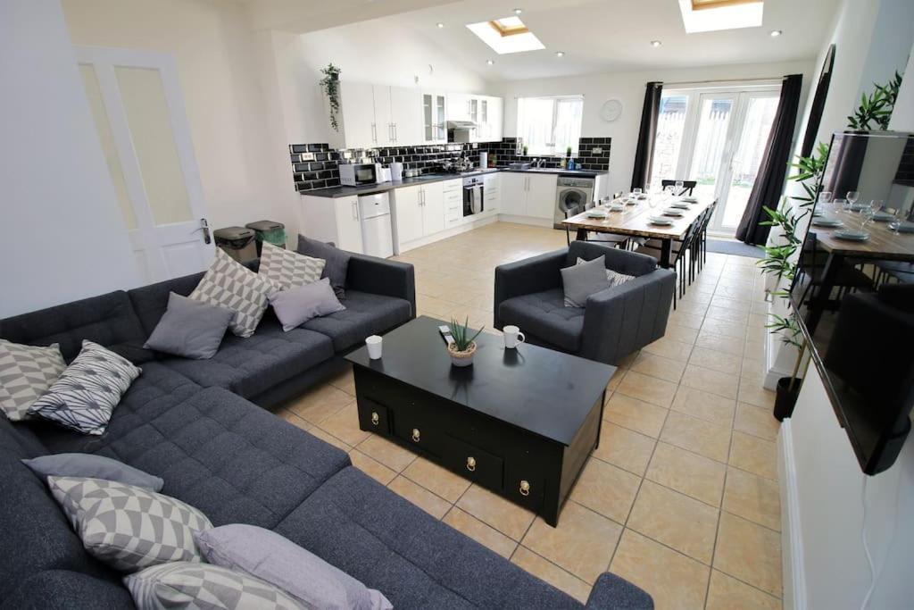 Large Modern House By Property Promise Cardiff Buitenkant foto